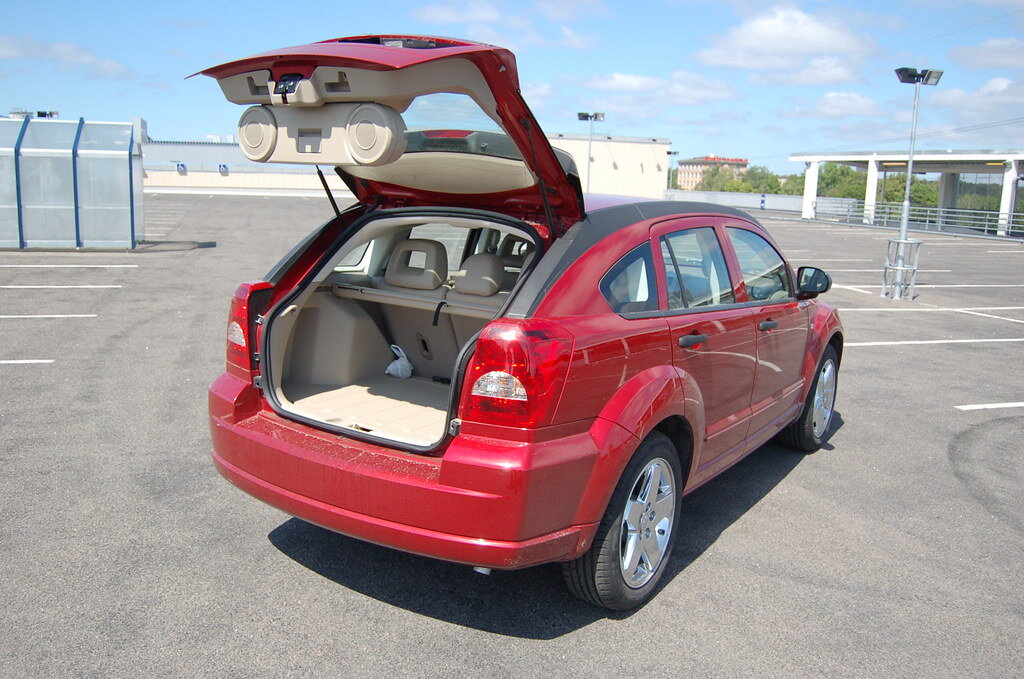 Шикарная же машина, правда? Сзади есть выдвижные колонки 