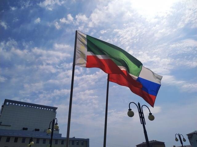 Чеченский флаг и флаг Российской Федерации на улицах Чечни
