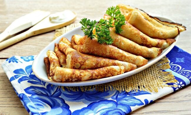 Чтобы приготовить тонкие великолепные по вкусу блины на молоке и воде, нужно использовать рецепт, представленный ниже. Все его компоненты идеально сбалансированы, что позволяет даже неопытным хозяйкам получить отличный результат. И первый блин у вас уже точно не выйдет комом.