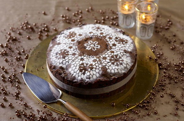 Оригинальный узор подойдет как для пирога к домашнему чаепитию, так и для торта на день рождение или новый год