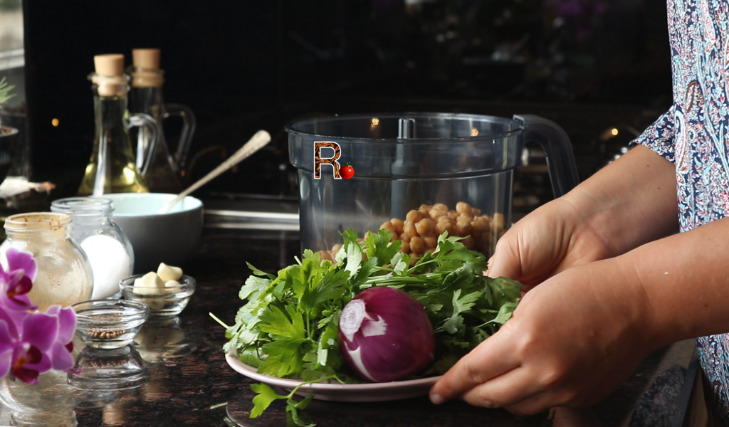 Добавить репчатый лук и петрушку