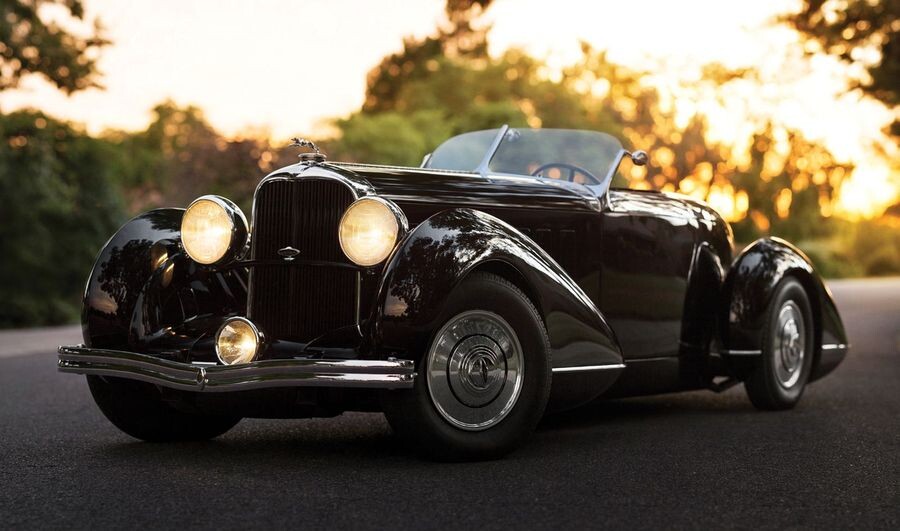 Моментом зарождения этого кастомного спидстера можно называть середину 1990 - ых годов , когда коллекционер Lincoln по имени Грег Билпач завязал разговор с Дэвидом Холлсом , бывшим директором отдела дизайна General Motors . Описывая свой " Lincoln мечты " , Билпач говорил об автомобиле на базе 12-цилиндрового Lincoln KB , но в кузове спортивного спидстера от ателье Hibbard & Darrin ; такое творение в благоприятных условиях мог собрать сам Эдсель Форд .