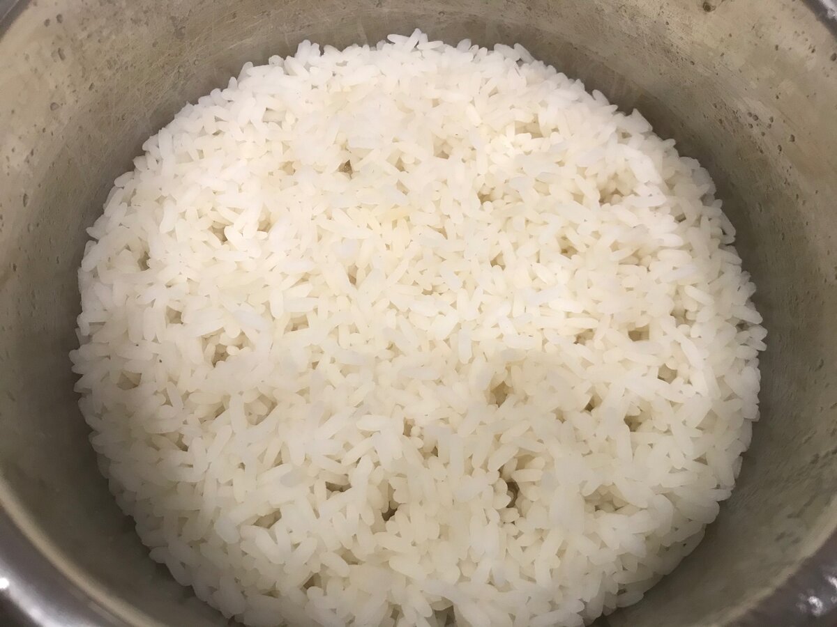 Сколько отваривать рис. Рис в кастрюле. Рис на гарнир рассыпчатый в кастрюле. Приготовление риса рассыпчатого. Рассыпчатый рис в кастрюле.