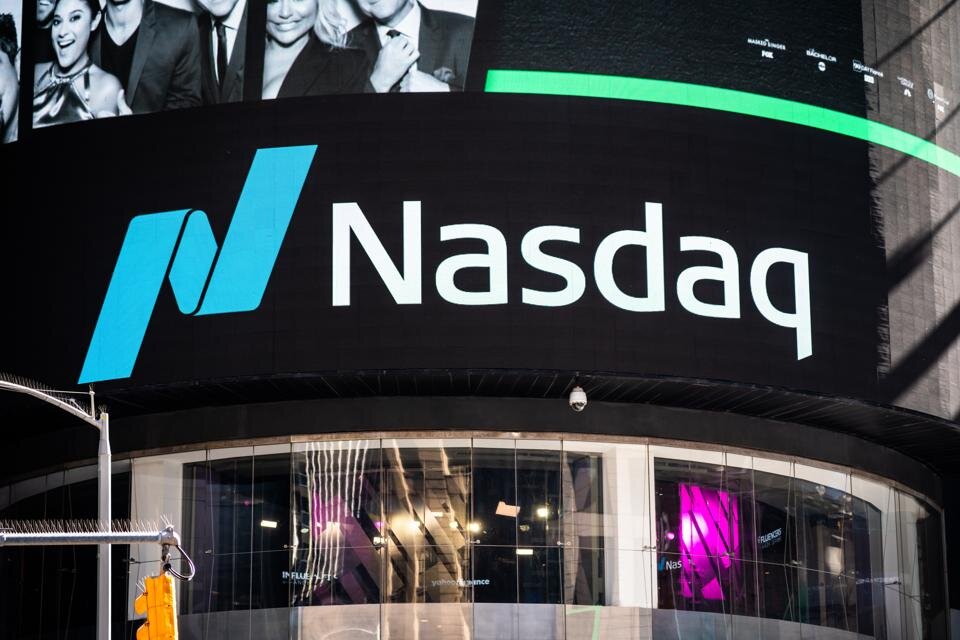 NASDAQ - вторая по величине фондовая биржа по рыночной капитализации в мире. Она насчитывает более 3100 компаний со средним ежедневным объемом торговли акциями более двух миллиардов.-2