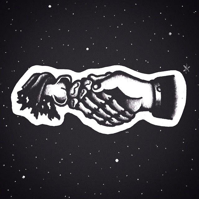 Я заметил его сразу: он был с блестящим телефоном и такой же подругой. Товарищ смущенно улыбнулся, когда я подошел, чтобы поздороваться. Согнувшиеся тополя хотели меня о чем-то предупредить, но я был очень рад нежданной встрече. Когда я почувствовал по-прежнему крепкую руку друга, то с ужасом понял, что пожимаю ладонь мертвеца. 
- Здарова!

Он был чемпионом области по боксу в лёгком весе. Когда-то мы израненные, но довольные сидели в ментовке. Как-то раз его обещала похитить банда ЛКН, поэтому он долгое время заходил с тесаком в собственный подъезд. Веселый был человек. Да и образовывался он не по цитатам из модных подписок, а даже Цицерона читал. Впрочем, это не спасло его от эволюции к трупу, у которого нет могилки. Даже цветочки возложить некуда. Теперь он почти состоявшийся юрист, наверняка любит «Мастера и Маргариту», и только что откушал в кафе рыбу с рисом.

- Привет, - тянет он, - давно не виделись.

Он с плохо скрываемым раздражением смотрит на меня. Вместо тела – приталенная розовая рубашечка, вместо глаз – огромные стрекозиные фасетки. Не смотря на улыбку, его выдают смазливые губы проститутки. Они холодны и презрительны. От него несет парфюмом и тленом. На лице скучающей спутницы, потревоженной моим вниманием, виднеется плохо замазанное слово «блядь». Да он и сам это знает, потому дарит ей слишком много подарков. Друг не рад меня видеть, но все же спрашиваю:

- Ага. У тебя есть время, может, поговорим?

Он думает, что я просто школьный товарищ из прошлого. Странный скромный парень, которого стыдно показать тем, кто водит машину и ходит в клуб. Хотя, пожалуй, он стесняется другого. Он с отвращением смотрит на мою бороду, ведь с такой не пускают в приличные заведения. Да и одежда у меня самая обыкновенная. А ешё я шел по улице и пил из пакета молоко – и это было верхом неприличия. Невольно вспомнилось, как в одну зимнюю ночь собаки рвались с цепи, а мы с ним бежали со стройки, а сзади по нам палили из ружья. Тогда в одном его мизинце было больше жизни, чем сейчас во всём загорелом теле. Что же произошло? Почему он теперь тушенка, а не человек?

- Ты знаешь, я спешу.

И снова труп пожимает мою руку, и увлекает за собой красивую девушку – та даже не мертва, она вообще вне всякого существования. Наверняка она потом спросит, что за бомж это был и чего он хотел. Они садятся в подержанную японскую машину, марка которой нагоняет на меня тоску, и автомобиль медленно увозит переваривающиеся в их желудке суши. Я смотрю вслед и не понимаю, что случилось с бывшим товарищем. Когда он умер? С появлением машины? Или телефона, вместо покупки которого можно было улететь в Боливию и уйти в партизаны? Может, виновата девушка, чья голова покрыта шифером? Но ведь это такие мелочи! Мелочи! Разве могут они изменить нормального человека!? Некстати подумалось о могильных червях, которые откуда-то берутся в закрытом гробу. Наверное, их личинки находятся в человеке с самого рождения и вылупляются уже в мертвой плоти лишь для того, чтобы её пожрать. Абсурдно? Кто знает.

- Пока, - говорю я пустоте, - пока.

Люди живут дольше вещей. Люди живут ради вещей. Люди воспринимают людей, как вещи. Слишком глупый силлогизм. Как кроссворд в бульварной газетке. Как трехпроцентная скидка в магазине. Это не интересно. Интересно то, почему люди вдруг тухнут и становятся теми, кто ищет у ресторана место для парковки? Кто знает, откуда в закрытом гробу берутся могильные черви? Нет ответов. Возможно, их и не следует знать, потому что мало кому приятно осознавать, что внутри каждого из нас ждут своего часа могильные черви. И куда противней знать то, что однажды утром, открыв глаза, любой из нас может проснуться овощем.

Это пугает. Не стоит об этом думать. Лучше жить так, чтобы тебя и на старости лет кто-нибудь мог искренне назвать другом.