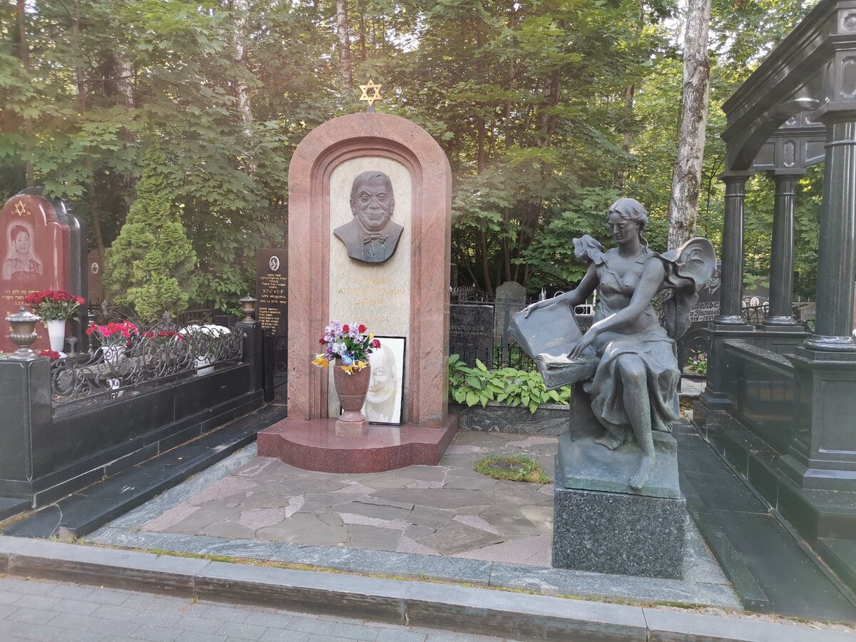 знаменитое кладбище в москве