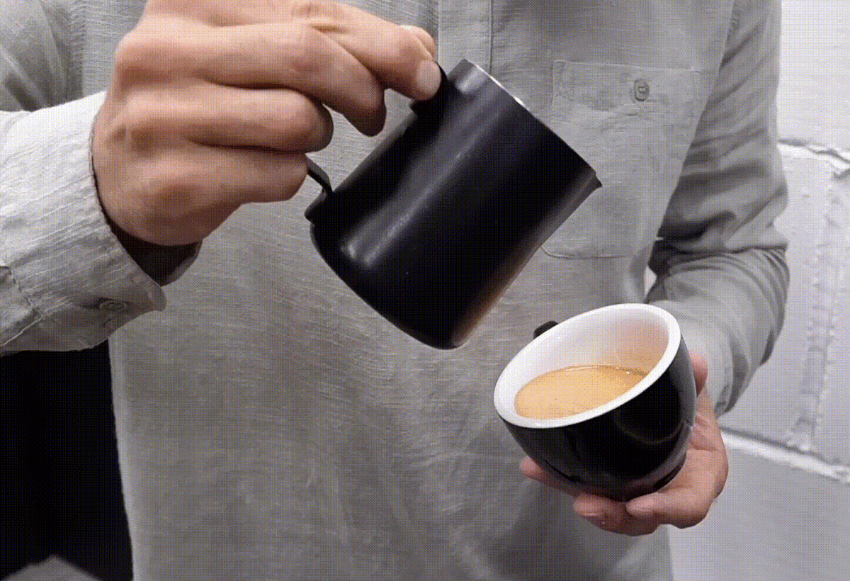 
Обратите внимание, как бариста сдвигает питчер назад, одновременно покачивая его носик