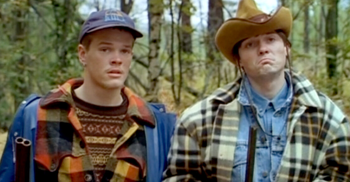 Вилле Хаапасало в роли Райво и Сергей Куприянов в роли Жени. Кадр из кинофильма "Особенности национальной охоты", 1995 г., режиссер Александр Рогожкин, сценарист Александр Рогожкин, композитор Владислав панченко. Скриншот кадра для иллюстрации