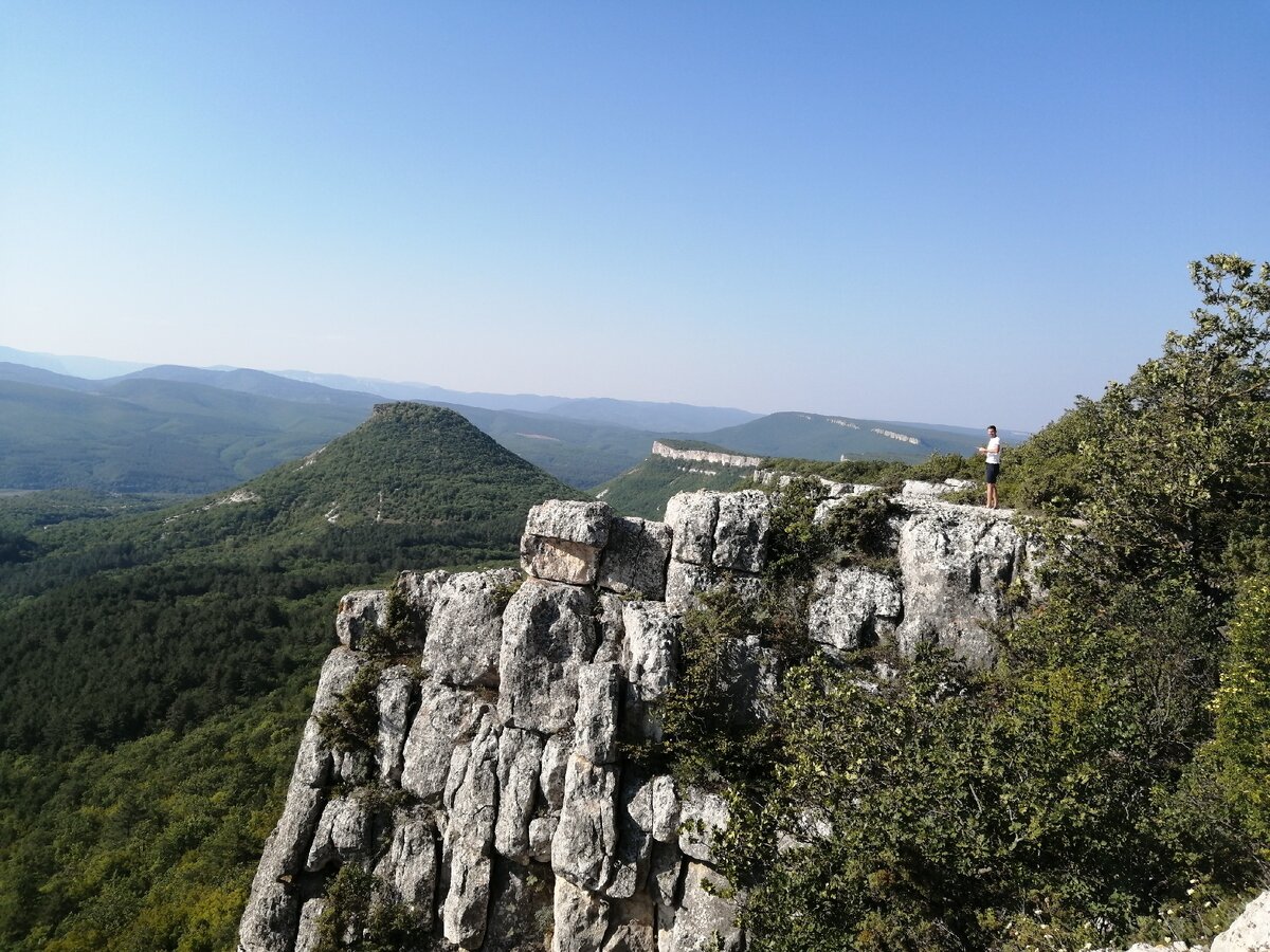 Смотровые площадки крыма. Тепе Кермен смотровая площадка. Прогулки по лесе в Крыму.