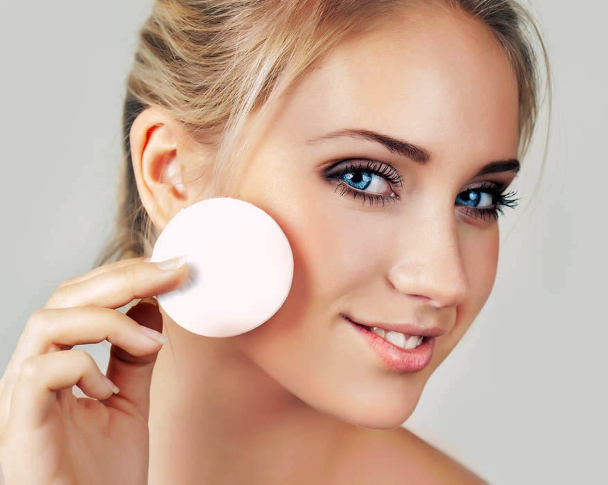 Чистота — залог здоровья. С этим мудрым высказыванием не поспоришь, ведь наш день начинается с очищения кожи лица, им же он и заканчивается. Чистая кожа — это не только красота, но и здоровье. Вот почему надо особое внимание уделять с юности своей коже. Чтобы тоник приносил пользу, важно знать особенности вашей кожи. Выбор тоников огромен - увлажняющие, регенерирующие, антибактериальные, и даже отбеливающие.
Типы тоников классифицируются по проценту спирта, содержащегося в них.
Тоники, содержащие менее 10% спирта, предназначены для сухой кожи. Такие тоники иначе считаются освежающими.
Тип кожи, не предрасположенный к чрезмерному шелушению, положительно воспримет тоник с содержание спирта 20%. 
Тоники, в составе которых входит 60% подходят для жирного типа кожи.
Для чувствительной кожи лица лучше использовать мягкие лосьоны с экстрактами трав. Обратите внимание, есть ли в составе тоника AHA - компонент, идеально подходящий для смешанного типа.
Тоники использовать рекомендуется по ряду причин. Во-первых, правильно подобранный тоник восстанавливает естественный pH-баланса вашей кожи и улучшает циркуляцию крови. Во-вторых, он сузит поры, освежит и увлажнит лицо. Кроме того, тоники эффективно снимают воспаление и сыпь.
Постарайтесь избегать попадания тоника на область вокруг глаз. Переизбыток искусственных ароматизаторов и химических компонентов, таких как парабены, могут навредить чувствительной коже глаз. Отдайте предпочтение натуральным ингредиентам. И помните, что высокая цена не является гарантом качества.
Подписывайтесь на канал и следить за нашими новыми статьями)

