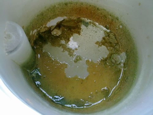 Вода имеет свойство зацветать ,как в аквариуме так и болоте. Биоплёнка.