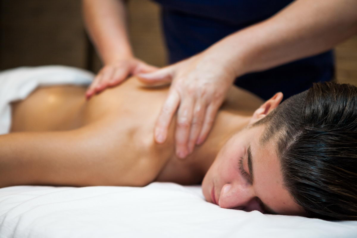 Что нужно для самомассажа? Перед самомассажем лицо должно быть чистым, руки вымыты с мылом. Смажьте руки и тело маслом. Лучше использовать миндальное, кокосовое или жожоба.

Есть много приспособлений для самомассажа от «колючек» до дорогих вибромассажеров или массажных кресел. Также можно приобрести массажные насадки в душевую.

