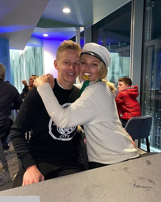 Жена Зинченко, Влада седан (справа), работает телерепортером  в Украине