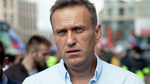  Одна из сопровождающих Алексея Навального в поездке по регионам от дачи показаний уклонилась. Об этом сообщает управление на транспорте МВД России по Сибирскому федеральному округу.Всего вместе с Навальным было шесть человек. Кира Ярмыш, Илья Пахомов, Владлен Лось, Георгий Албуров и Павел Зеленский на вопросы ответили, тогда как постоянно проживающая в Великобритании Марина Певчих 20 августа уклонилась от дачи объяснений.