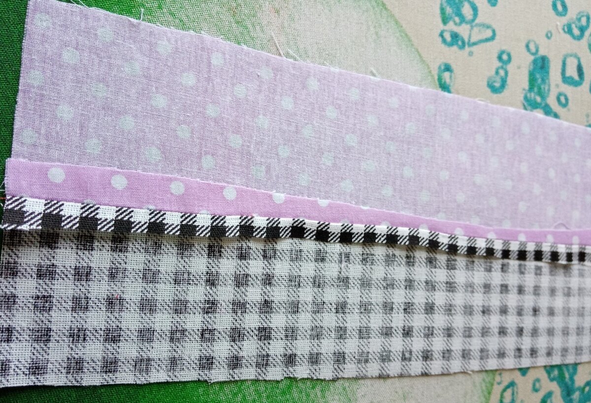 начинается работа с двух полосок ткани