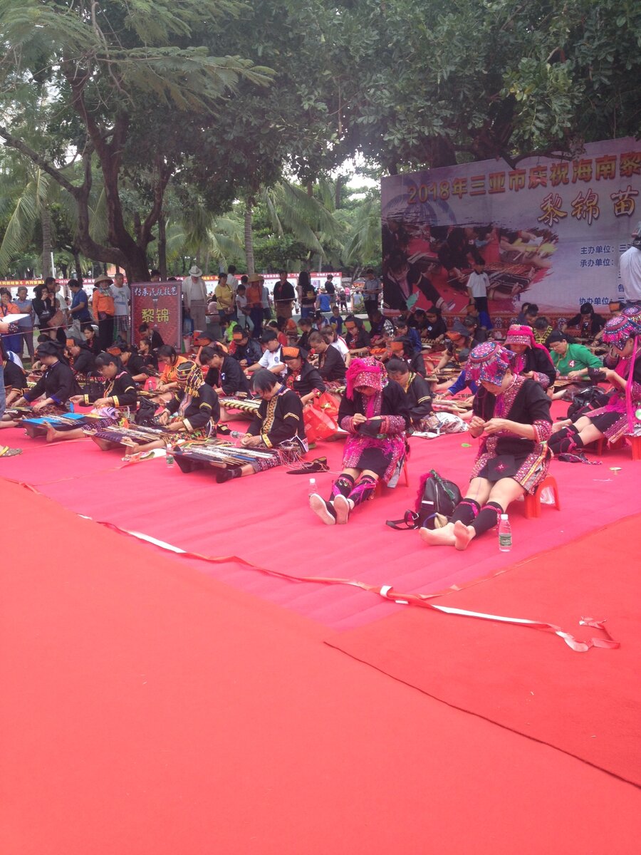 Вышивальщицы