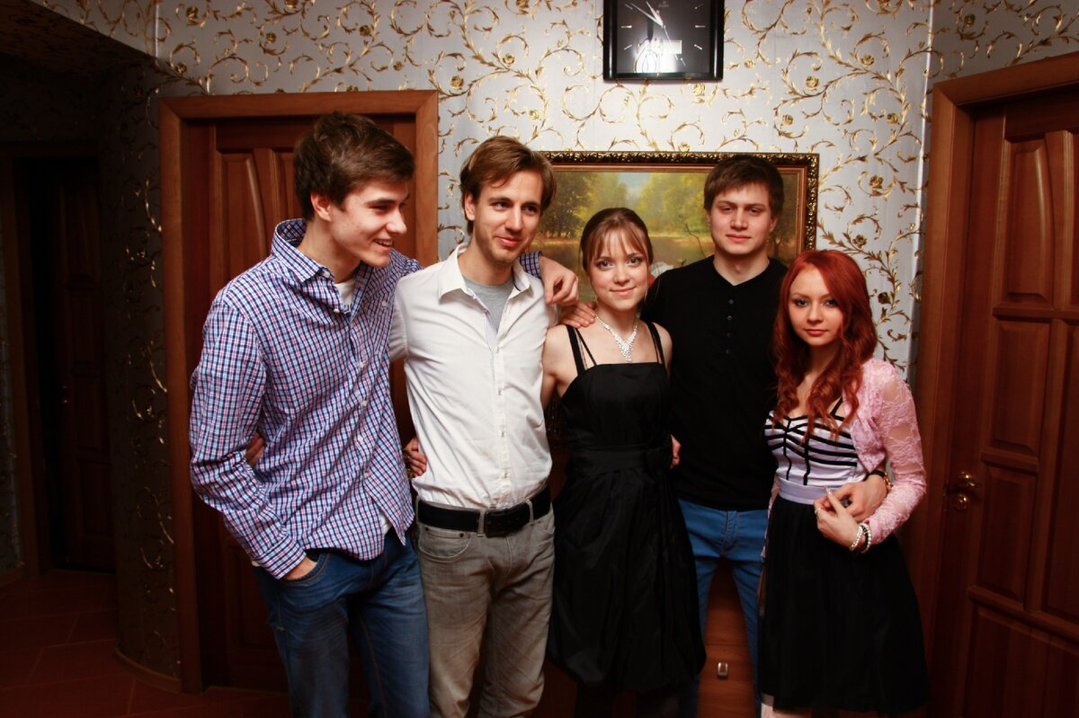 На часах видно время: почти 11 вечера. А мы только приехали в гости. Фото: из личного архива