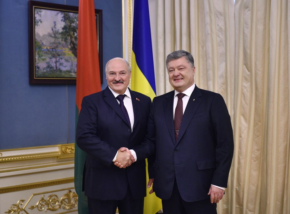 Взято с сайта https://112.ua/glavnye-novosti/my-vsegda-pomozhem-klyuchevye-momenty-vstrechi-poroshenko-i-lukashenko-402375.html