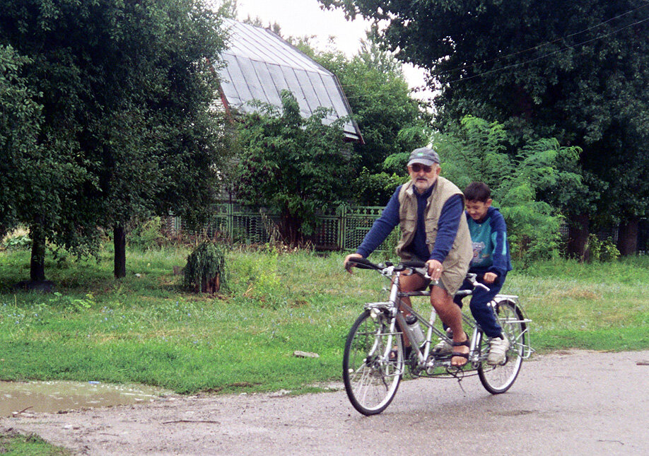 Жо Жак катает местных мальчишек