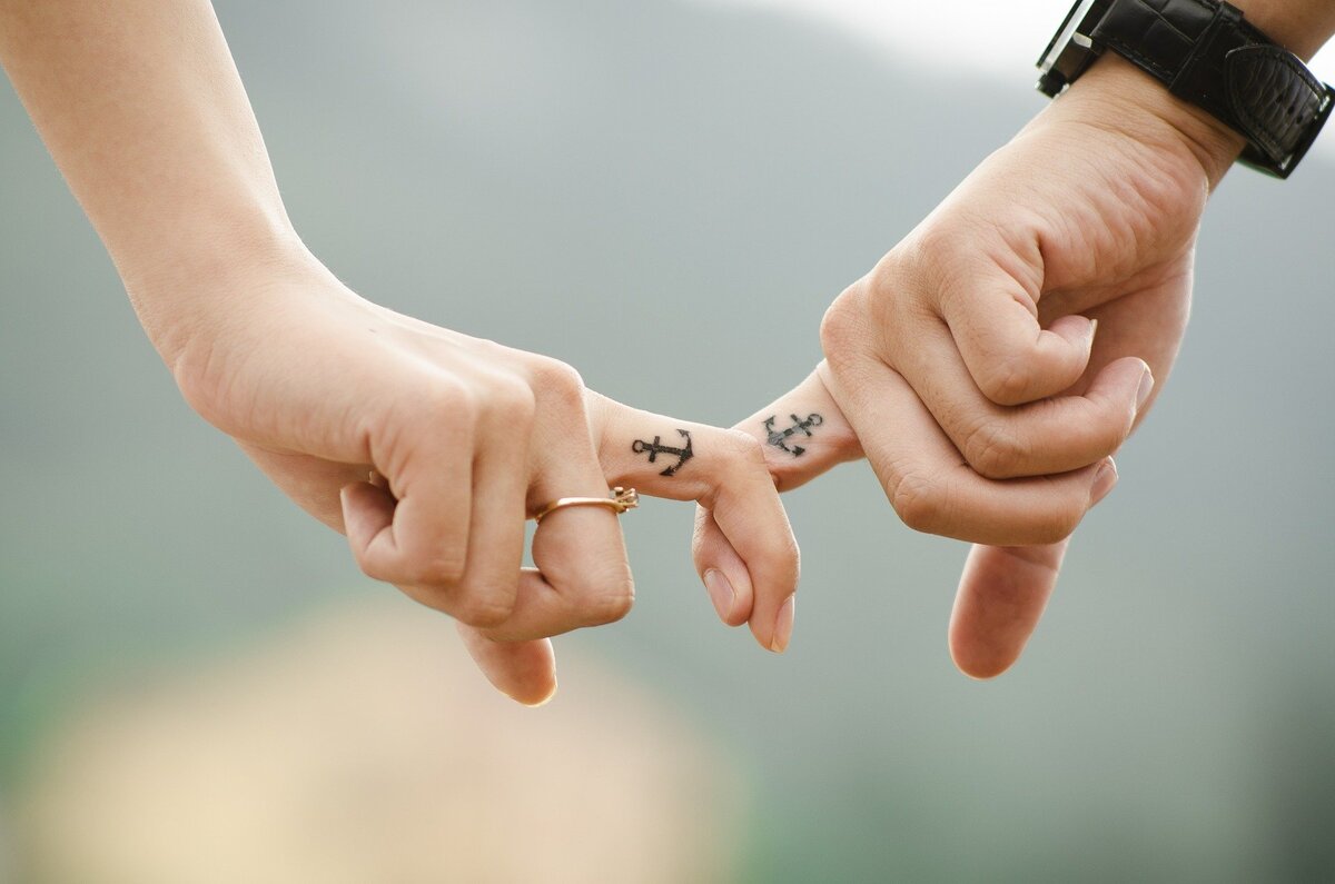 https://pixabay.com/ru/photos/пара-руки-татуировки-пальцы-437968/