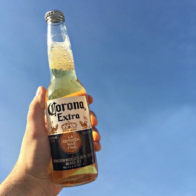 Как пить пиво корона. Corona Extra пиво. Corona 0.33. Пиво корона Экстра Мексика. Corona Extra 0.5.