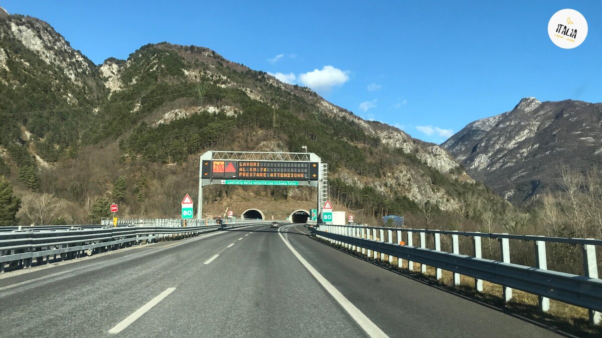 Итальянская autostrada. Если "разложить" слово получится автомобильная (auto) улица (strada) 