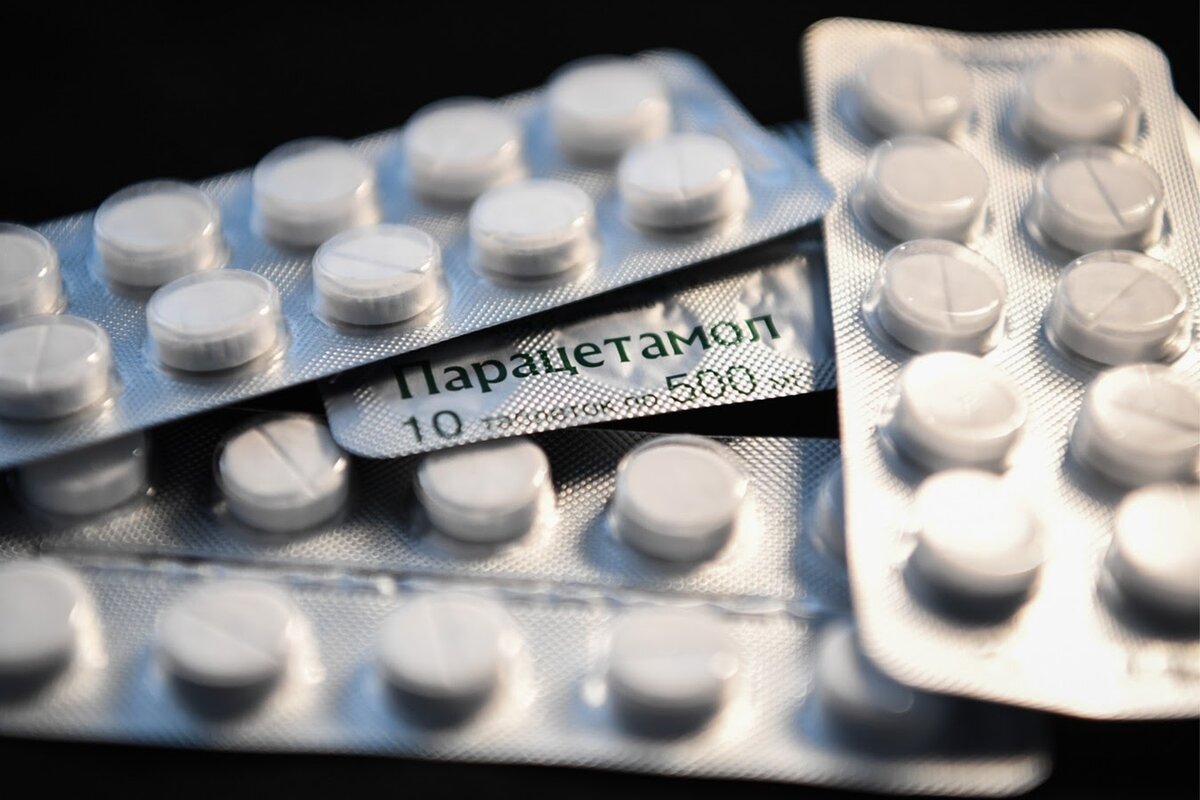 При этом врачи рекомендуют пить парацетамол только при температуре выше 38 градусов - до этой отметки иммунная система должна справиться с вирусами самостоятельно, жаропонижающее лишь помешает борьбе с источником воспаления. Источник: Яндекс-картинки