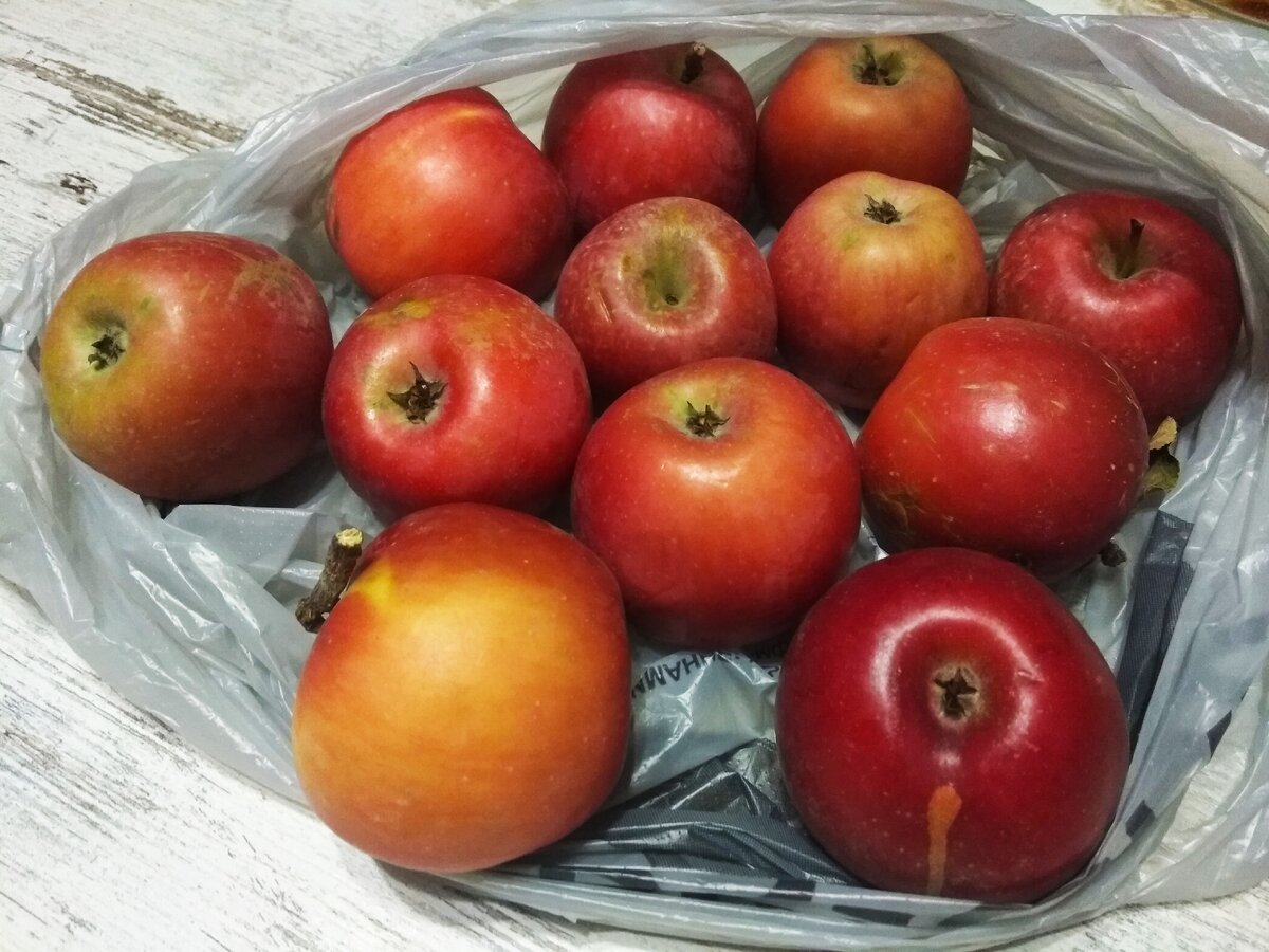 чуть больше кг яблок. 