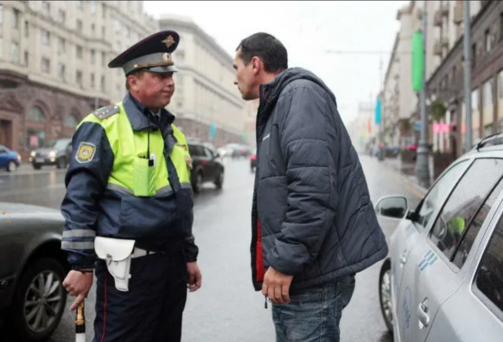 дпс. сотрудник гибдд. инспектор гибдд. милиционер выписывает штраф. проверили нарушения есть.