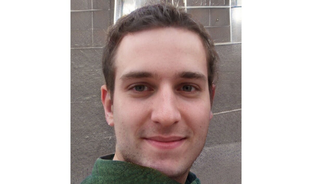 Будущий магнат, а пока скромный труженик онлайн-продаж. Зато в своем магазине!