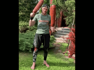 Топовый боец UFC Александр Волков выполняет работу с булавами.