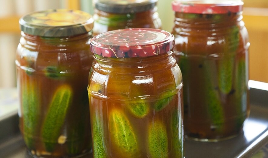 Огурцы в помидорной заливке. Рецепт огурцов с томатным соусом на зиму. Огурцы в томатном соусе на зиму. Огурцы в томатной заливке на зиму. Огурцы в томате.