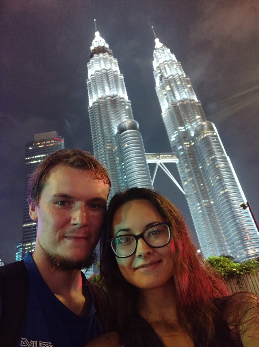 Мы на фоне красивейших башен Петронас в Куала-Лумпуре