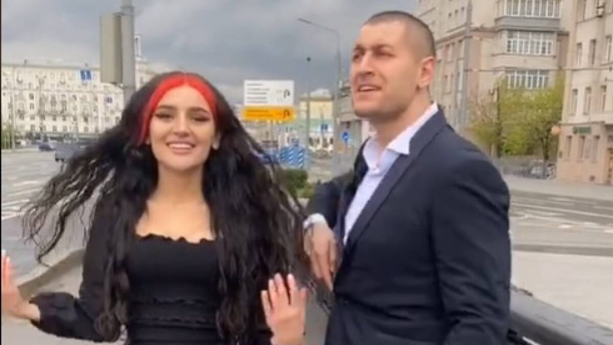 
Как стать популярным в TikTokть популярным в TikTok

 15 января 2021, 16:09
 Фото: кадр из видео
Можно ли самостоятельно продвинуть свое видео в популярные, или нужно обязательно устроиться в TikTok-дома к продюсерам. С чего вообще лучше начать? 


Сегодня в TikTok ежедневно заходят 560 млн пользователей по всему миру. Платформа локализована на 75 языков и представлена в 150 странах. Приложение глобально стало самым скачиваемым в 2020-м году, а компания ворвалась в рейтинг самых дорогих брендов мира.

Прежде всего TikTok любят за то, что это 100% развлечений. Заходишь, веселишься и веселишь других.

TikTok так быстро стал популярным, что заставил задуматься всех о том, что игнорировать этот видео-сервис уже нельзя. Более того, появились целые так называемые TikTok-дома, где царит творческая атмосфера и зарождаются новые идеи для коротких, но интересных, ярких видеороликов. А можно ли стать популярным без помощи продюсеров и "домов"? Эксперты убеждены, что да!

Нужны только смартфон, приложение и вы. Не требуется дополнительный свет, какие-то дорогие штативы или камеры, достаточно поставить телефон на окно с книжками или коробки на уровне вашего лица, чтобы снять себя. Важна регулярность контента. Публикуйте от 1 до 3 видео в день, и ваша аудитория, просмотры будут расти, вы будете понимать, что аудитория смотрит в вашем аккаунте, - сказала украинский специалист по TikTok Элина Кондрашова на онлайн-встрече в MediaHub .
Новичкам специалист рекомендует сделать первые видео в разных жанрах. Например, первое – танцевальный челлендж, второе – комедийный ролик, третье – что-то из повседневной жизни и так далее. При таком подходе какое-то видео "выстрелит", то есть, наберет бОльшее количество просмотров по сравнению с другими, и вы поймете, что наиболее интересно в вашем исполнении. И начать сразу придерживаться только этого одного направления, чтобы алгоритмы приложения лучше понимали ваш аккаунт и более целенаправленно, точнее рекомендовали видео с вашего аккаунта другим пользователям.

Основные показатели успеха роликов в TikTok - досматриваемость видео и его репосты. Алгоритмы TikTok дают большие возможности новым аккаунтам для продвижения. Время, в которое лучше всего выкладывать ролики - когда люди не работают и не спят, - пояснила эксперт.
TikTok стал домом для самого креативного контента в социальных сетях благодаря большому спектру различных форматов и инструментов. В TikTok можно найти различные типы контента. За 15 минут можно посмотреть комедийные скетчи, танцы, липсинки под фрагменты из фильмов, ролики с самоиронией, милых животных и многое другое.

Помимо технических возможностей и разнообразия контента основным фактором успеха TikTok являются комьюнити и дух платформы, который можно описать всего тремя словами: просто будьте креативными. Чтобы сделать действительно эффективный ролик, нужно следить за тем, что наиболее популярно в TikTok: какие ролики набирают большое количество лайков, комментариев и репостов, какая музыка в тренде. Важно помнить, что тренды живут пару недель, - заключила Элина Кондрашова.







