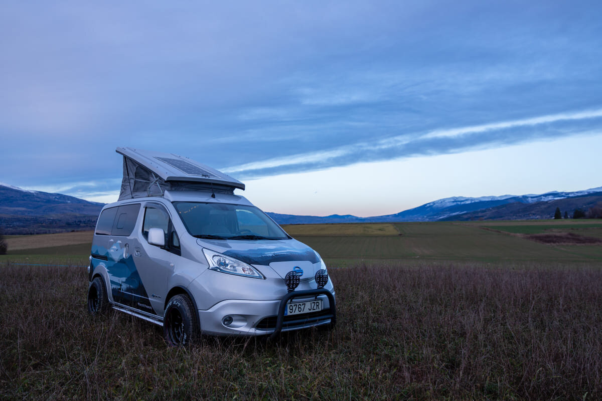 Nissan e nv200. Nissan e-nv200 Winter Camper. Ниссан нв 200 кемпер. Нв 200 зима.