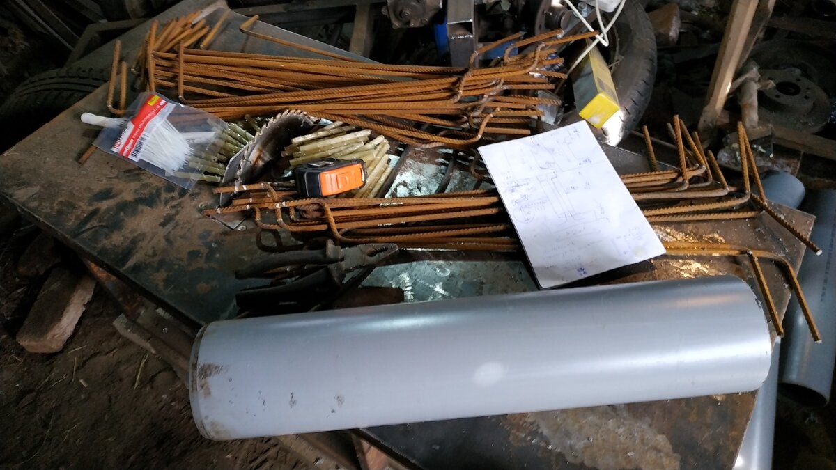 Арматура нарезана в размер и загнута