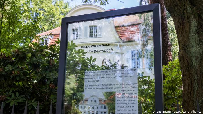 Нынешний президент ФРГ Франк-Вальтер Штайнмайер на работу в Бельвю ездит из служебной виллы, расположенной в берлинском районе Далем. Эта табличка перед виллой Вурмбах была установлена в 2018 году в память о супругах Хуго и Марии Хейман. Предприниматель Хуго Хейман погиб в 1938 году в результате преследований евреев в "третьем рейхе". В собственности ФРГ здание находится с 1962 года.