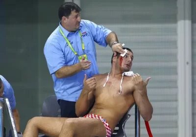 Независимо от того, сидите ли вы за столом или дома перед телевизором, хорошая механика тела все еще важна. Если вы подолгу сидите за письменным столом, подумайте о покупке эргономически улучшенного кресла.