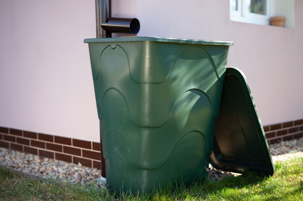 Тут красивая емкость из мусорного бака. Я чаще использую обычные черные бочки, хотя они не так смотрятся.