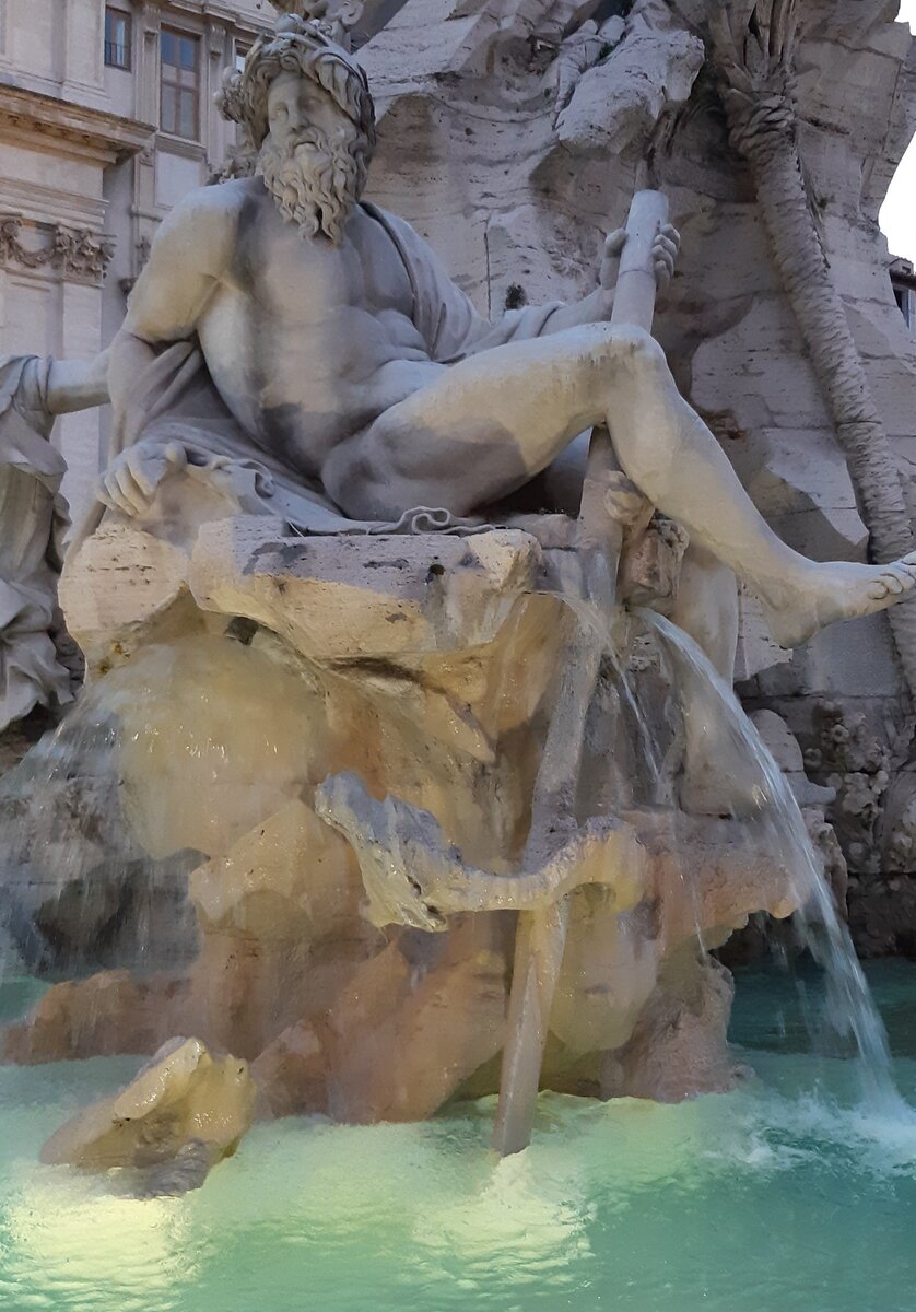 Голубая вода в центральном фонтане на Piazza Navona