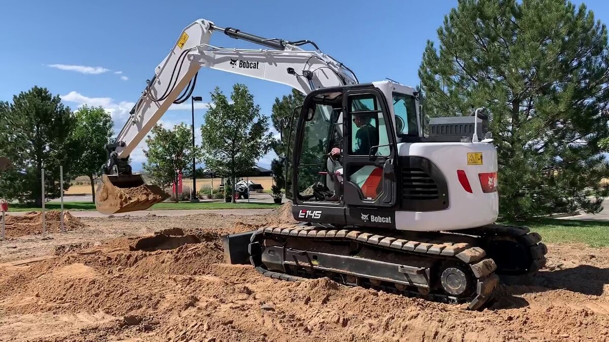 На фото BOBCAT E145