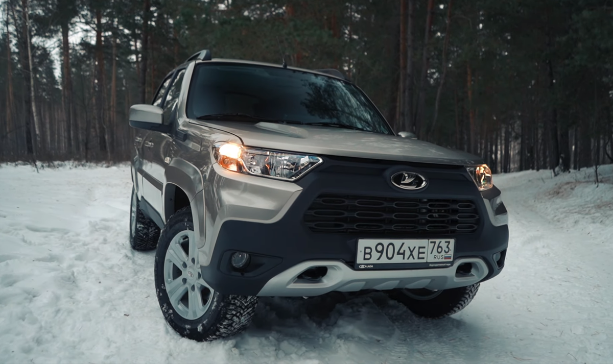 Lada Rav4. Радиаторной решетке с такими крупными сотами явно не помешает сеточка.