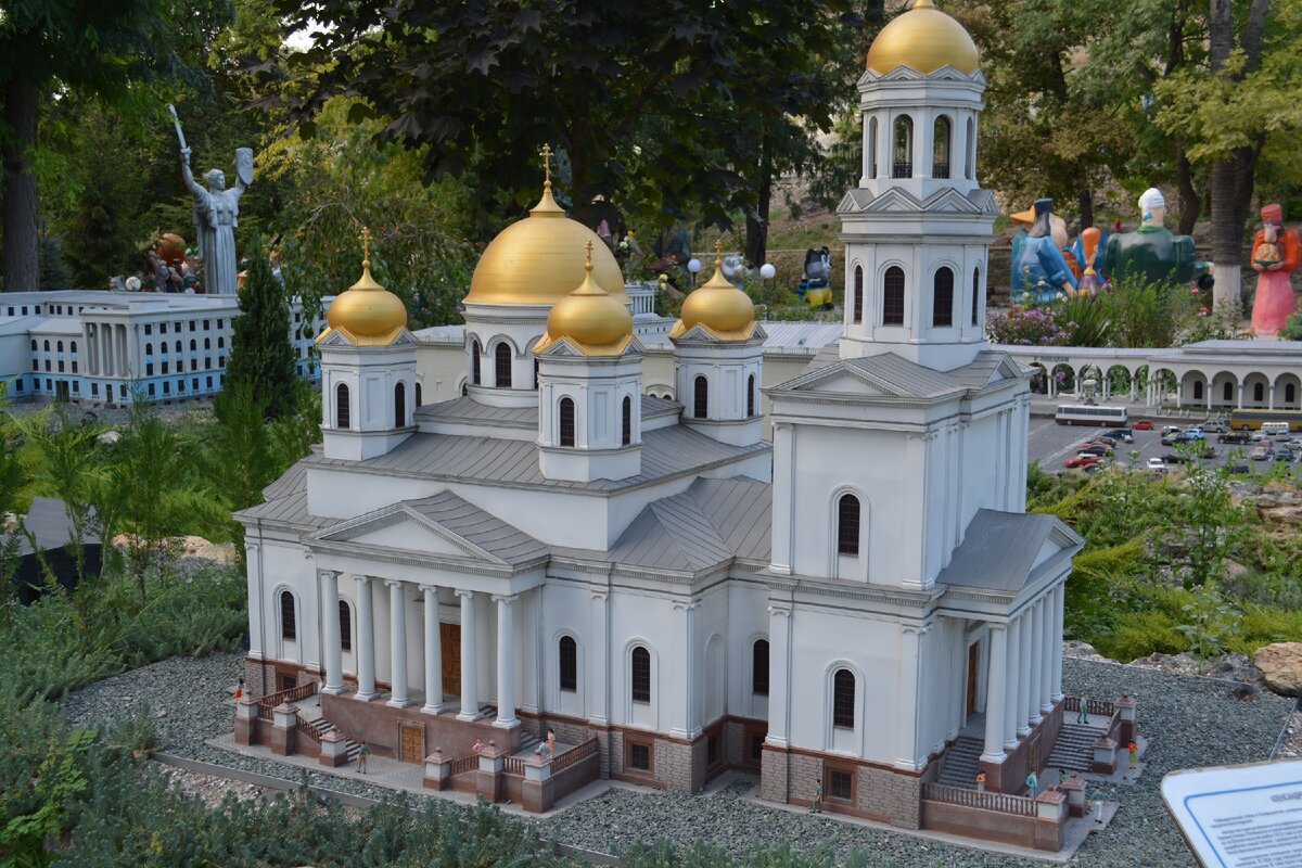 Территория парка разделена на три зоны. Самую большую из них занимает непосредственно парк миниатюр.                                                                                                            Среди макетов:    Алупка: Воронцовский дворец; Алушта: Алуштинский аквариум, Дача купца Н. Д. Стахеева;
Бахчисарай: Ханский дворец, Дом Пачаджи, Мечеть «Орта-Джами», Зинджирлы-медресе;
Виноградное: Дом вверх дном
Гаспра: Ласточкино гнездо (Крым), Дворец Харакс, Дворец Кичкинэ, Дворец графини Паниной;
Евпатория: Евпаторийский краеведческий музей, Вилла «Сфинкс», Мечеть Джума-Джами, Дача Терентьева, Дача «Альпийская роза», Дача «Джалита», Музей «Дом вина», Синагога Егия-Капай, Дом Постникова;
Керчь: Церковь Иоанна Предтечи, Женская Романовская гимназия, Обелиск Славы;
Кореиз: Дворец Дюльбер;
Ливадия: Ливадийский дворец;
Массандра: Массандровский дворец;
Научный (Крым): Крымская астрофизическая обсерватория;
Ореанда: Пансионат «Глициния»;
Севастополь: Байдарские ворота, Петропавловский собор, Панорама «Оборона Севастополя 1854-1855 годов», Военно-исторический музей Черноморского флота, Никольская церковь, Графская пристань, Памятник затопленным кораблям, Часовня святого Георгия Победоносца, Диорама «Штурм Сапун-горы 7 мая 1944 года», Инкерманский пещерный монастырь, Памятник авиаторам-черноморцам, Мемориал «Штык и парус», Матросский клуб;
Херсонес Таврический: Сигнальный колокол, Владимирский собор, Уваровская базилика, Античный амфитеатр, Базилика 1935 года;
Симеиз: Вилла «Мечта», Вилла «Ксения»;
Симферополь: Международный аэропорт «Симферополь», Здание Государственного совета республики Крым, Симферопольский железнодорожный вокзал[1], Свято-Петро-Павловский кафедральный собор, Кинотеатр «Симферополь», Кенаса, Дом Чирахова, Здание Симферопольского общества взаимного кредита, Александро-Невский собор, Крымский республиканский краеведческий музей, Дом Воронцова, Особняк Динцера;
Судак: Генуэзская крепость;
Утес (Крым): Дворец княгини Гагариной;
Феодосия: Музей Александра Грина, Башня «Белый бассейн», Дача Виктория, Феодосийская национальная картинная галерея, Дача Милос, Дача Стамболи;
Форос: Церковь Воскресения Христова;
Черноморское: Черноморская ветровая электростанция;
Ялта: Дом Чехова, Армянская церковь; Ялтинский историко-литературный музей (Вилла М. П. Антаровой).