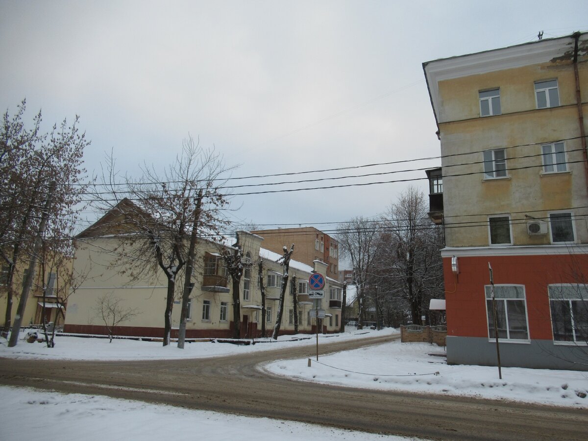 Перекресток улиц Шевченко и Южного 1-го проезда, границы Тулы давно ушли южнее, а названия остались, кстати, на Южном 1-м проезде в годы СССР находился известный многим тулякам магазин "Ветеран", 01.2021, фото автора