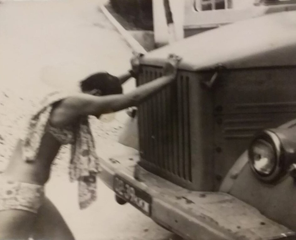 Нет, это не Орликов переулок и не Ленинский субботник, но впечатление о моих отношениях с тяжелой техникой из этого снимка можно почерпнуть. 1972 год, из архива автора.