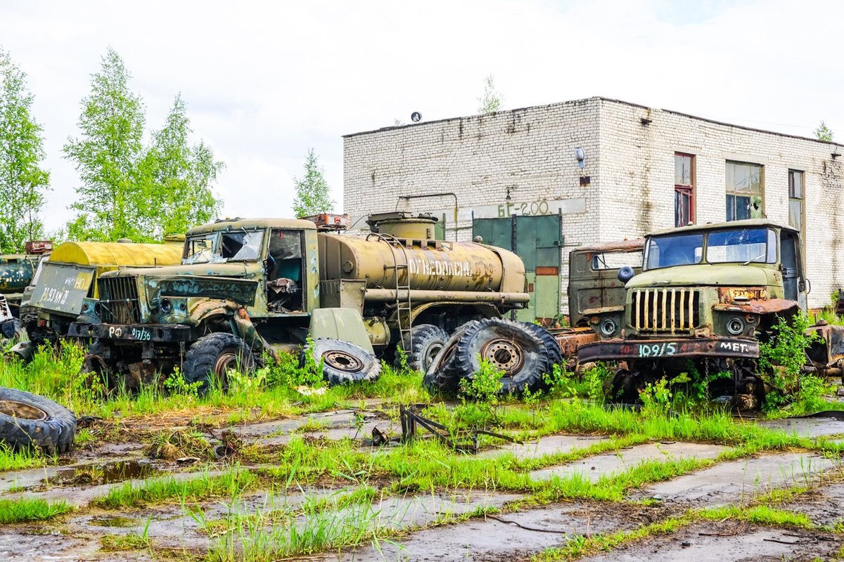 Еще один заброшенный автозавод с гниющей на улице техникой... | MetalPart —  российское производство деталей и узлов для автомобилей «УАЗ» и «ГАЗ» | Дзен