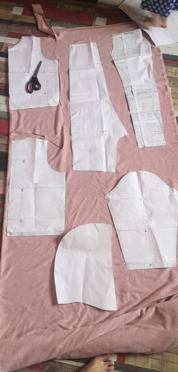 Я взяла выкройки Ппатыковой и подрастила под свои параметры. А так же сделала спушенное плечо. Всё примерно, потому что при примере все будем исправлять. 