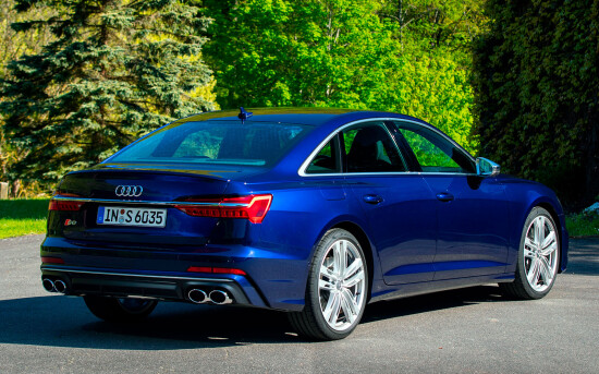 Внешний вид Audi S6 сзади (кузов)
Источник: https://auto.ironhorse.ru/audi-s6-c8_25452.html