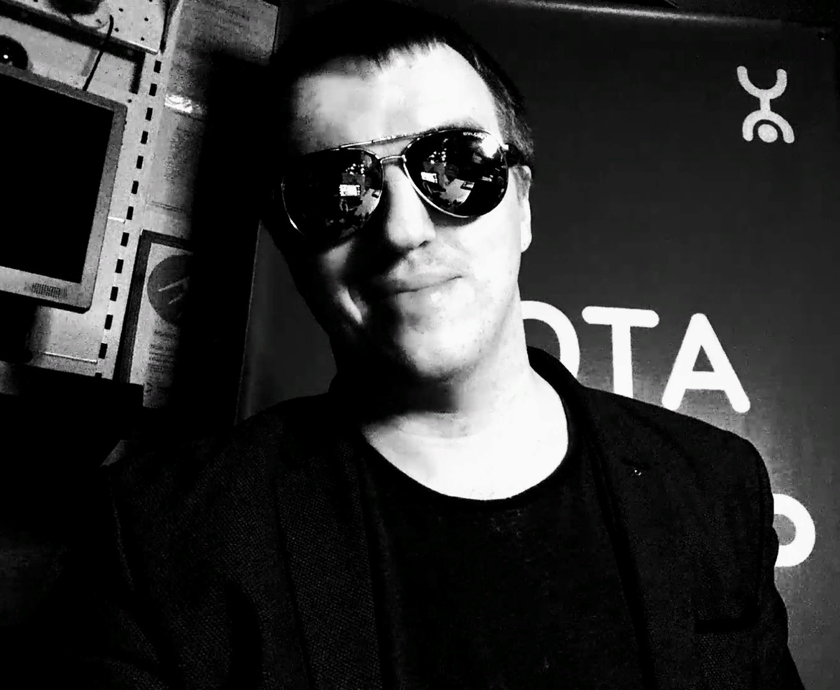 Я кривляюсь в любимых очках а-ля Сильвестр Сталлоне