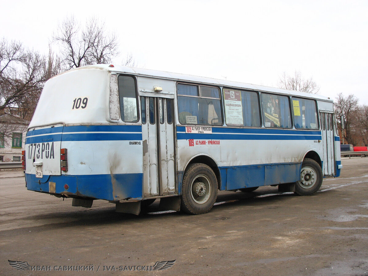 Автобус новочеркасск багаевская. Икарус и ЛАЗ. Автобус Новочеркасск. Новочеркасск автовокзал СССР. Новочеркасский автобус.